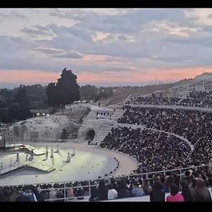 Mi Scialai - Teatro A 150 Mt - Museo A 250 Mt -ortigia 1500 Mt Syracuse